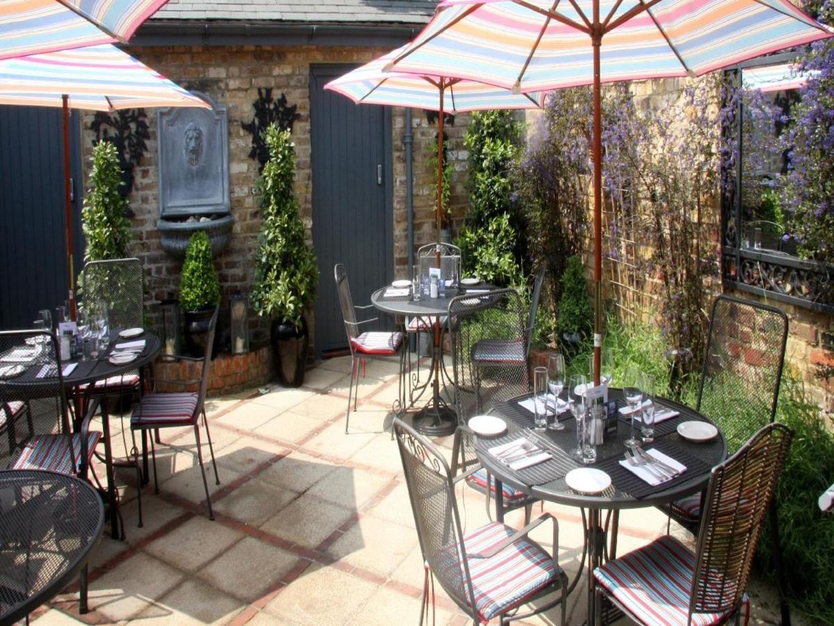 Gilbey'S Bar, Restaurant & Townhouse Bed & Breakfast Windsor Exterior photo