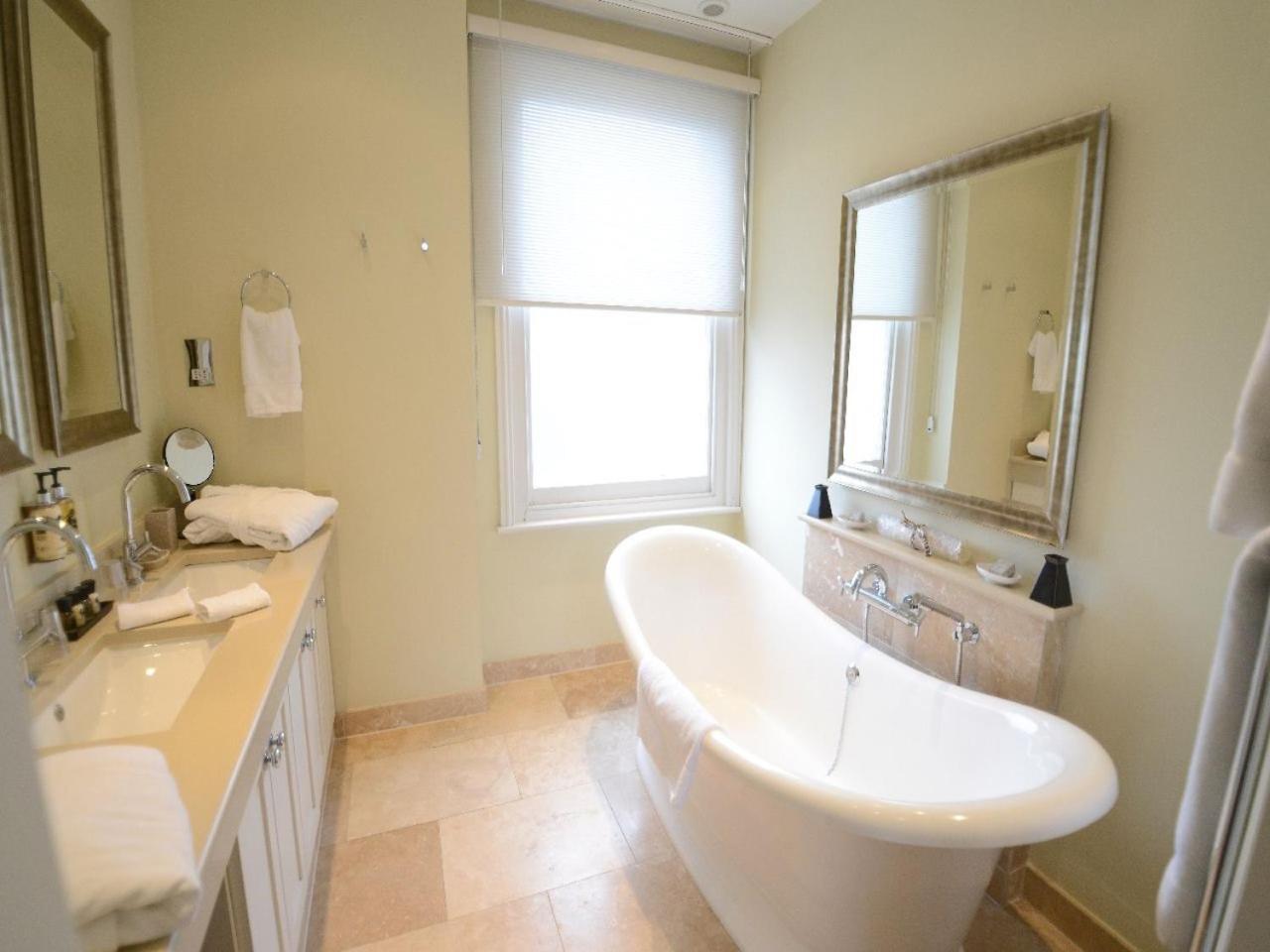 Gilbey'S Bar, Restaurant & Townhouse Bed & Breakfast Windsor Room photo